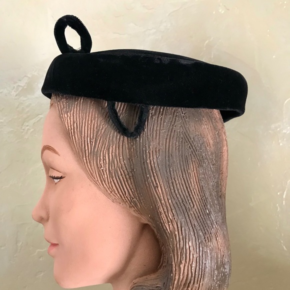 STYLISH 1950s BLACK VELVET CAP WITH OSTRICH AND BIOT FEATHERS main image 11